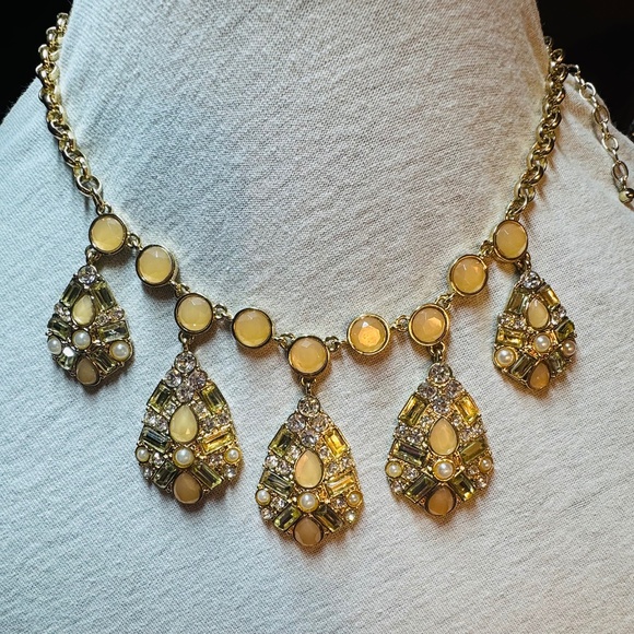 Gold Tone Faux Pearl and Rhinestone pear shape pendant necklace - Picture 1 of 5